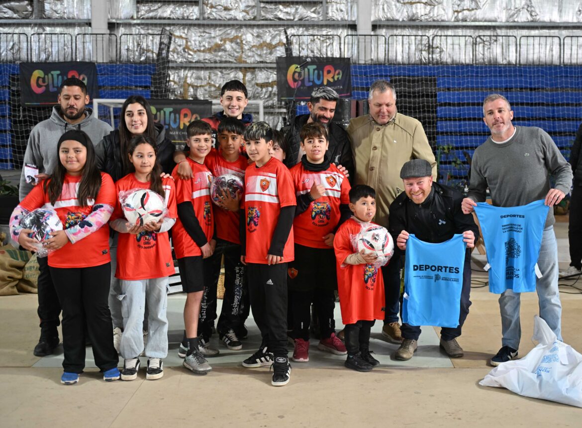 El municipio entregó materiales deportivos a escuelas y clubes del distrito