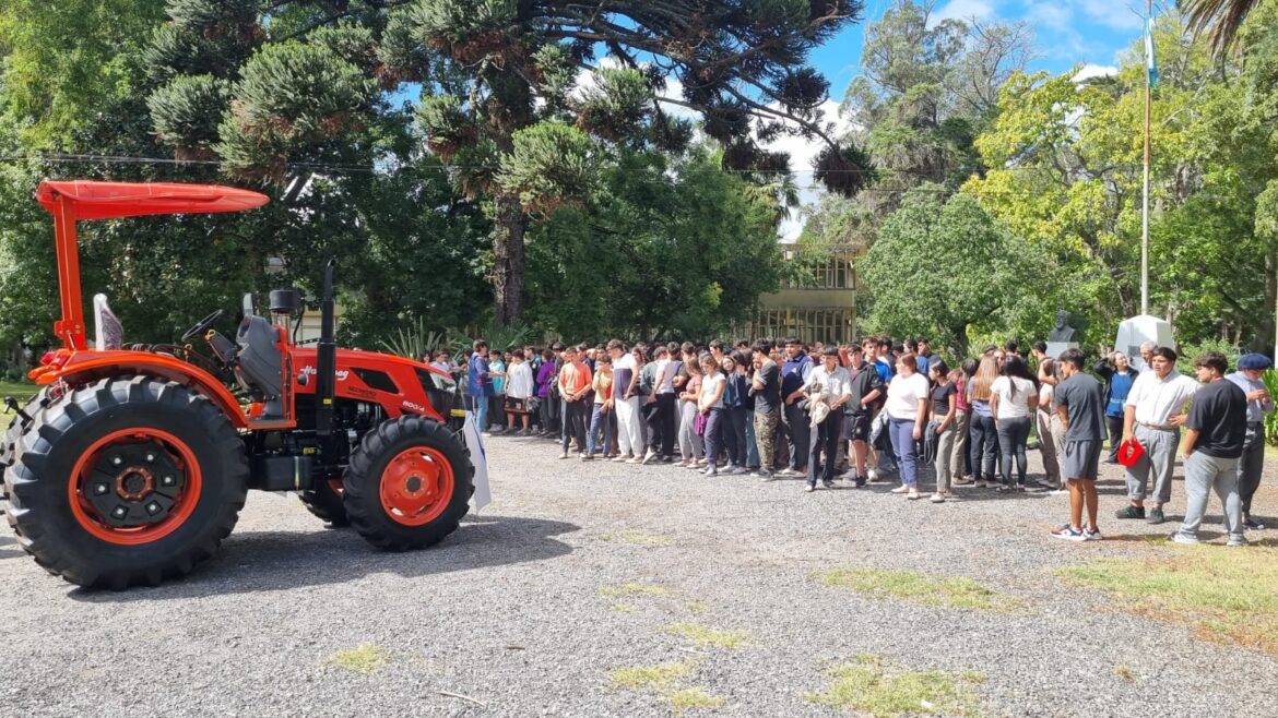 La Cooperadora de “La Nica” entregó un tractor a la escuela para optimizar el trabajo de la institución